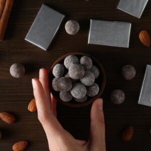 boucles-doreilles-et-decorations-artisanales-en-cacao